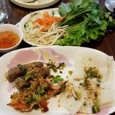 42.Steamed Vermicelli With grilled Prawn & Onion Beef rolls